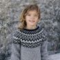 Istex Fjallalopi-langasta neulottu harmaasävyinen lasten Riddari-neule sopii monen ikäiselle.