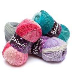 Blossom Glitter -sukkalanka 100 g kerällä, kuvassa vaaleanpunainen, turkoosi, lila ja harmaa kerä kasassa