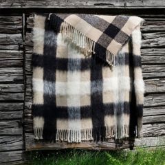 Halaus-mohairhuopa kudotaan Esito-huopalangasta väreissä beige 7081 ja musta 9999 sekä Esito-lenkkimohairista värissä valkaisematon 407.