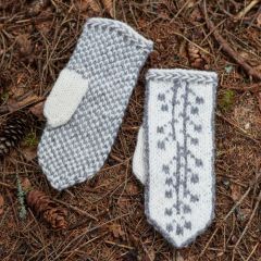 Knitted Metsä mittens on the ground