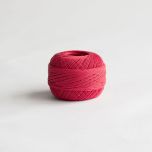 Liina ja Molla-kalalanka 100 g kerä, 12-säikeinen. Lanka on laadukasta Suomessa kerrattua kalalankaa 100 % puuvillasta. Kuva kokonaisesta kerästä. Pienempi kerä on sopiva pienempiin virkkaustöihin.
