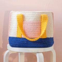 Free pattern: Molla Mills Bokito Bag. Big crochet tote bag made with Lankava Moi Braided Yarn. Colours: natural white, yellow, blue and powder.