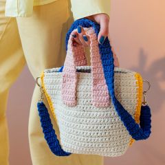 Free pattern: Molla Mills Bolsito Purse. Colourful crochet purse with short straps and a long shoulder strap. Lankava Moi Braided Yarn in shades natural white, blue, powder and yellow.