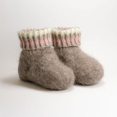 Huovutetut Kuura-tossut neulotaan Istex Alafosslopi -langasta värillä vaalea luonnonruskea 85 sekä Lankava Lysti -sukkalangasta väreillä greige 870, lumi 851 ja aavikkoruusu 872.