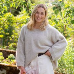 IINA-paita näyttelijä Iina Kuustosen yllä. Paita on neulottu Lankava Helli -merinolangasta sävyssä 300 Marmorinvalkoinen ja Austermann Kid Silk -langasta sävyssä 23 Hiekka.