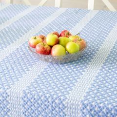 Kesäheinä-pöytäliina ruokapöydän päällä. Kudotun pöytäliinan loimena ja pohjakuteena on valkaisematon puuvillalanka 12/2, tex 50x2 ja kuviokuteena Esito Merssi -puuvillalanka sävyssä vaaleansininen 8.