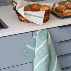 Kesti-keittiöpyyhe ja -leivinliina keittiössä. Pyyhkeen ja leivinliinan loimena on Bockens-puuvillapellava väreissä ½-valkaistu 2001 tai vaihtoehtoisesti ¼-valkaistu 2000. Kuteena on Bockens-pellavalanka rohdin 8. Pyyheliina kudotaan väreillä sinivihreä 2