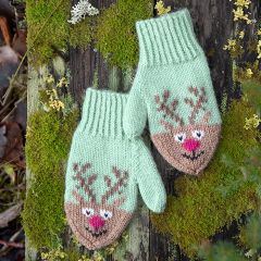 Lasten Poro-lapaset metsässä. Lapaset neulotaan Istex Kambgarn -langasta väreillä mintunvihreä 1217, beige 1204 ja ruskea 1203. Lisäksi tarvitaan pätkät punaista, valkoista ja mustaa villalankaa.