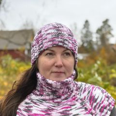 Lysti-pipo naisen päässä ulkona. Pipo neulotaan Lankavan Lysti-sukkalangasta värillä Lumikirsikka 6000.