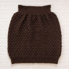 Mainio-neulehame pintaneulekuviolla Päre. Hame neulotaan Lankavan Mainio-sukkalangasta värillä kahvi 668.