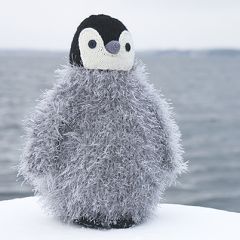 Neuleohje neulottu ja virkattu lasten pehmolelu pingviini