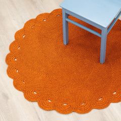 Pipari-juuttimatto lattialla tuolin alla. Matto virkataan Lankava Juutti -langasta värillä 26 terra.