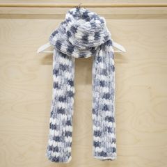 Puffy-kaulahuivi ripustettuna henkariin. Huivi sormineulotaan Alize Puffy Color -langasta värillä Lakritsijäätelö 5925.