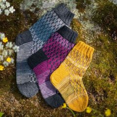 Miesten, naisten ja lasten kokoiset Solina-sukat. Sukat neulotaan Lankavan Mainio-sukkalangasta. Miesten sukissa väreinä on Noki (654) ja Saaristo (5292). Naisten sukissa väreinä on Salmiakki (655) ja Sammalleimu (5288). Lasten sukissa väreinä on Curry (6