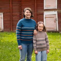 Sulo-raitapaita aikuisen ja lapsen yllä. Aikuisten kokoinen paita on neulottu Lankavan Sulo-sukkalangasta väreillä Sade 456, Greige 470 ja Sahrami 466. Lasten kokoinen paita on neulottu Lankavan Sulo-sukkalangasta väreillä Hiekka 469, Lumi 451 ja Sade 456