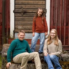 Lankava Mainio -sukkalangasta neulotut Väre-, Päre- ja Punos-puserot naisen, lapsen ja miehen yllä.