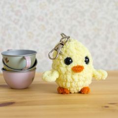 Vellu-tipu pöydällä. Tipu virkataan Alize Velluto -langasta väreillä vaaleankeltainen 13 ja oranssi 6.