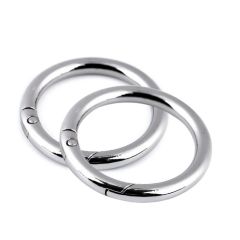 Metallinen rengaslukko jousimekanismilla, ulkohalkaisija 40 mm, paketissa 2 kappaletta.