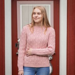 Kaunis palmikkoneuleella neulottu Ristinolla-pusero on koko perheen luottovaate.