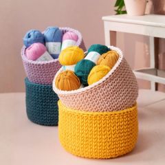 Virkatut silmukkakorit väreissä Petrooli, Laventeli, Keltainen ja Hietaroosa.