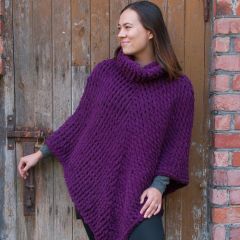 Pehmeä poncho valmistetaan sormineulomalla Alize Puffy -lenkkilangasta.