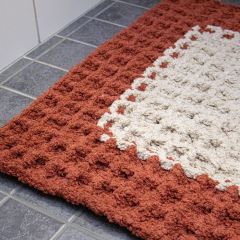 Vohveli-matto virkataan Lankava Frotee-pörrölangasta.