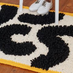 Free pattern: Molla Mills Blou Rug made of Lankava Loopy Craft Yarn. Black, white and yellow rug with an interesting surface texture made with loop crochet technique.