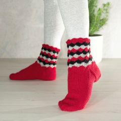 Kontti-sukat naisen jalassa. Sukat neulotaan Lankavan Mainio-sukkalangasta väreillä Chili 675, Salmiakki 655 ja Usva 652.