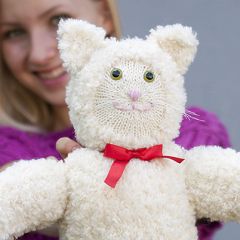 Neuleohje neulottu pehmolelu Pörrö-kissa