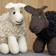 Neuleohje neulottu lasten pehmolelu Väinö-lammas

