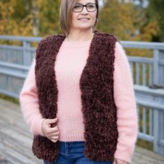 Puffy FurLove -liivi naisen yllä. Liivi on sormineulottu Alize Puffy FurLove -langasta värillä suklaanruskea 493.
