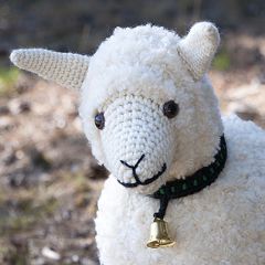 Käsityöohje virkattu ja neulottu pehmolelu Lammas