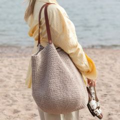 Iina Kuustosen suunnittelema pellavanbeige iso Martta-kassi, virkattu Lankavan Essi-ontelokuteesta.