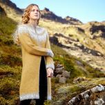 Näyttävä, kullankeltainen Ilo-villatakki neulotaan Istex Plötulopi-villalangasta.