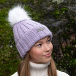 Pehmo-pipo neulotaan Lankava Lempi-villalangasta ja viimeistellään keinoturkistuprulla sekä Hand made-merkillä.