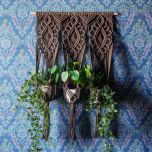 Kolmen kukan Ornamentti-seinäamppeli solmeillaan kierrätyspuuvillaisesta Lankava Paulina-punoskuteesta.