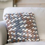 Pehmeä Pumpuli-tyynynpäällinen virkataan kahdella langalla. Pampulainen pintatekstuuri tulee Himalaya Yo-Yo -langasta ja pohjalankana käytetään Alize Baby Best -akryylilankaa.