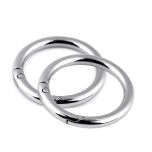 Metallinen rengaslukko jousimekanismilla, ulkohalkaisija 40 mm, paketissa 2 kappaletta.