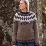 Istex Plötulopi -hahtuvalangalla neulottu Riemu-villapaita on kevyt, lämmin ja pehmeä.