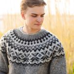 Harmaasävyinen Siiveniskuja-islatilaisneule neulotaan Istex Lettlopi -villalangasta.