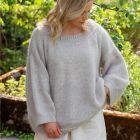 Iina-paita marmorinvalkoisessa sävyssä Lankava Hellistä ja Austermann Kid Silkistä, mallikuva paidasta