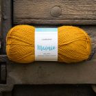 Värimalli Mainio pintaneulepuseroille sävyssä 665 Curry.