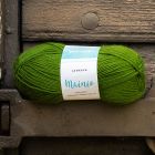 Värimalli Mainio pintaneulepuseroille sävyssä 660 Pesto.