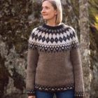 Istex Plötulopi -hahtuvalangalla neulottu Riemu-villapaita on kevyt, lämmin ja pehmeä.