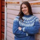 Sininen islanninvillalangasta neulottu Kastelli-villapaita.