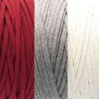 Sävymalli Tähtönen-matto -piristyspussille. Kuvassa värimallit Lilli-ontelokuteen sävyistä 15 Viininpunainen. 17 Harmaa ja 02 Luonnovalkoinen.