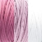 Sävymalli Tähtönen-matto -piristyspussille. Kuvassa värimallit Lilli-ontelokuteen sävyistä 28 Kanerva, 39 Laventeli ja 01 Valkoinen.