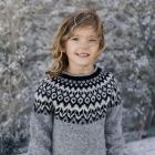 Istex Fjallalopi-langasta neulottu harmaasävyinen lasten Riddari-neule sopii monen ikäiselle.