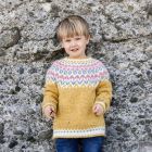 Istex Fjallalopi-langasta neulottu monivärinen lasten Riddari-neule sopii monen ikäiselle.