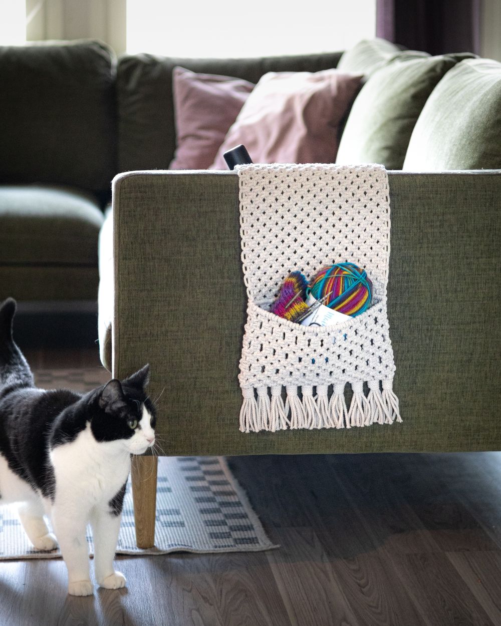 Kirjava kudottu Kammari-matto vaalean roosan ja tummanruskean sävyssä. Maton päällä on vaalean roosan värinen tuoli ja taustana vaalea puulattia.